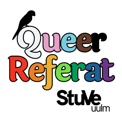 Logo des Queer Referats: "Queer Referat" steht in bunten Buchstaben in den Farben der Progress Pride Flagge über dem Logo der StuVe uulm. Links oben auf den großen bunten Buchstaben sitzt die Silouette eines Papageis.