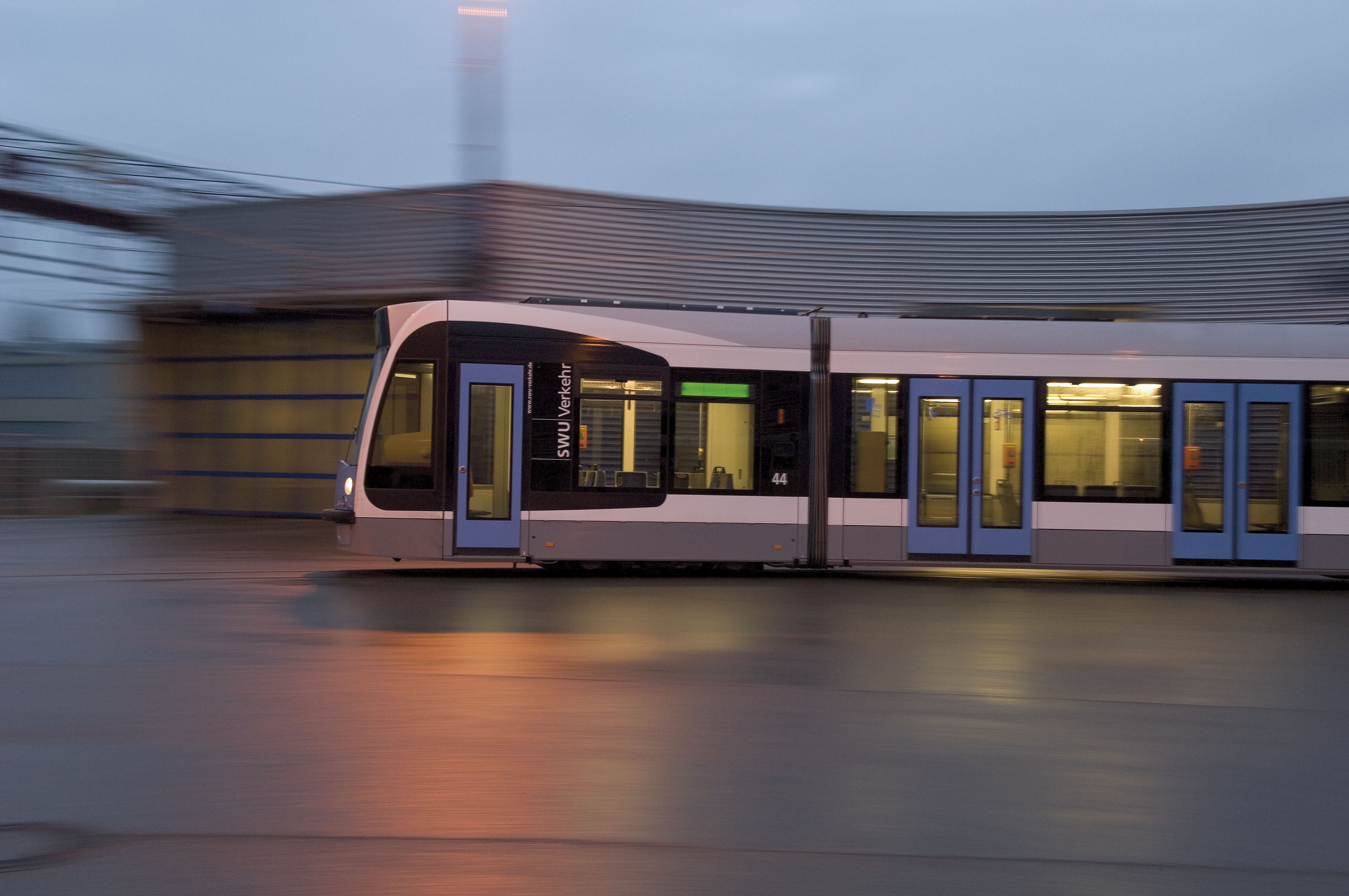 Eine Straßenbahn der SWU